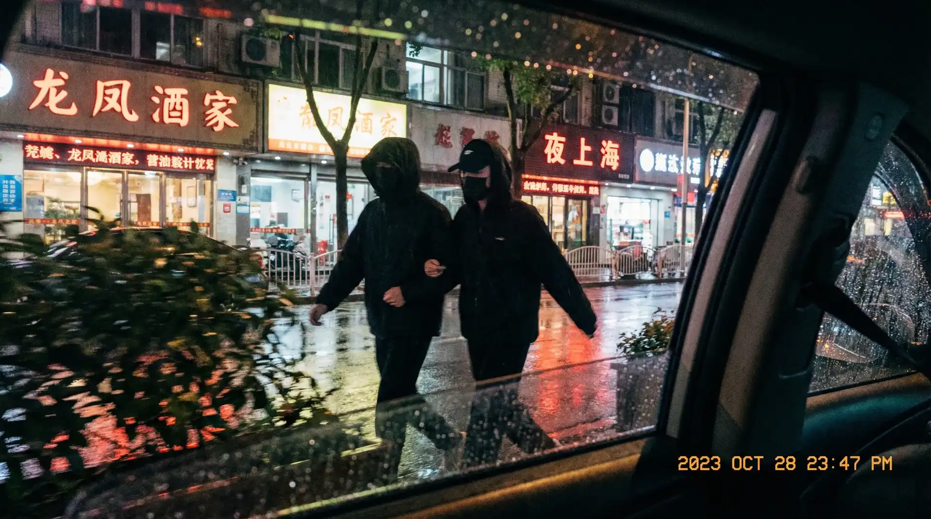 龙珠体育 - 顶流明星深夜密会现场抓拍照片